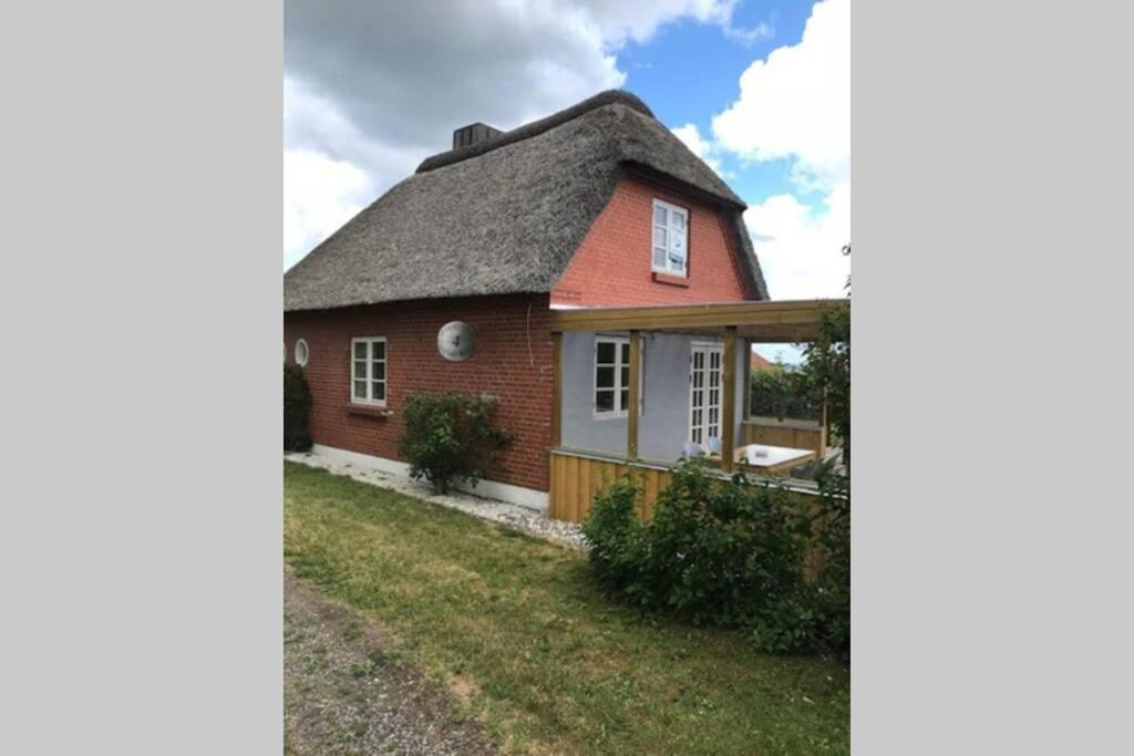 Thatched Holiday Home In Struer, Jutland With A View المظهر الخارجي الصورة