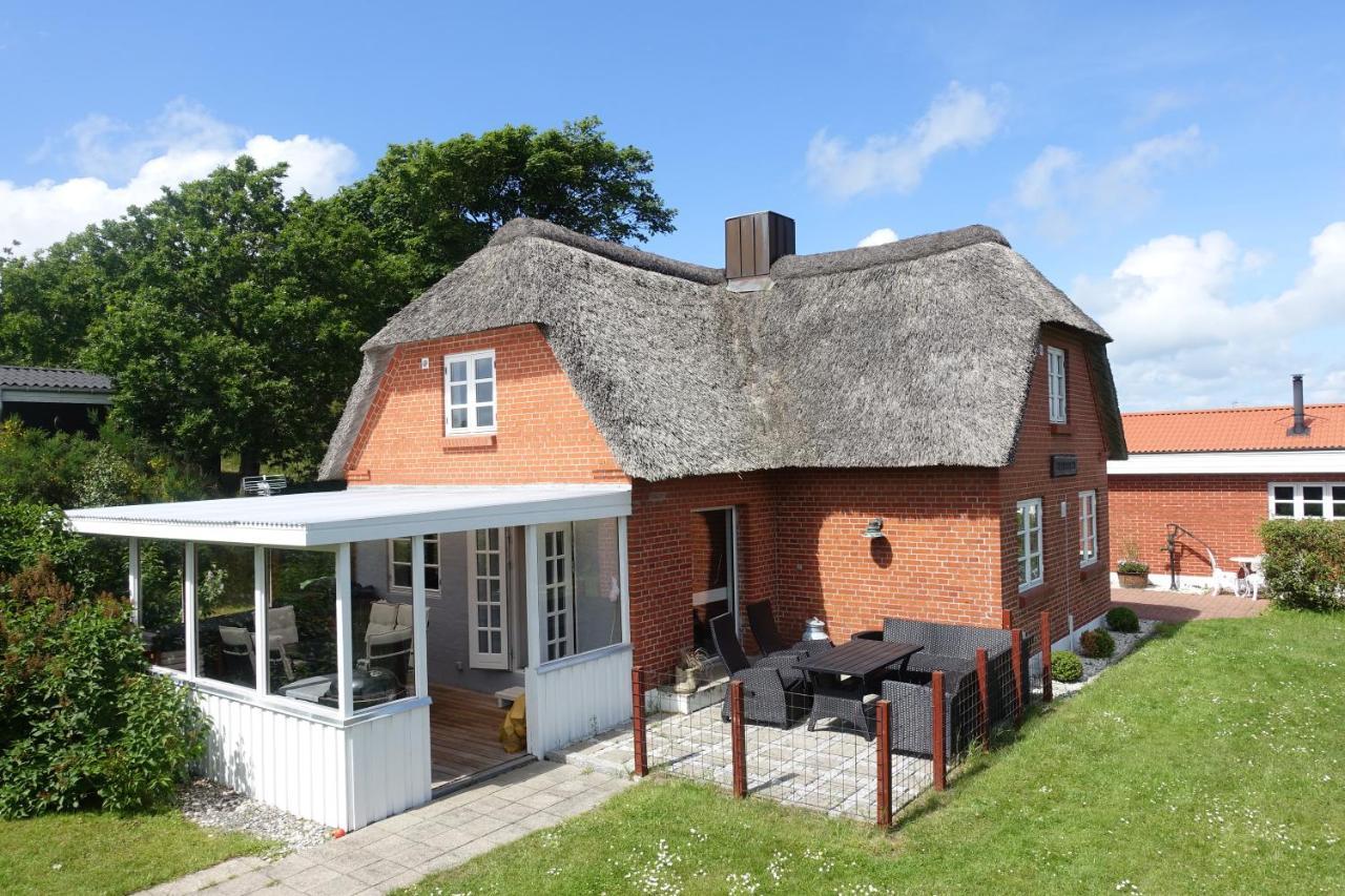 Thatched Holiday Home In Struer, Jutland With A View المظهر الخارجي الصورة